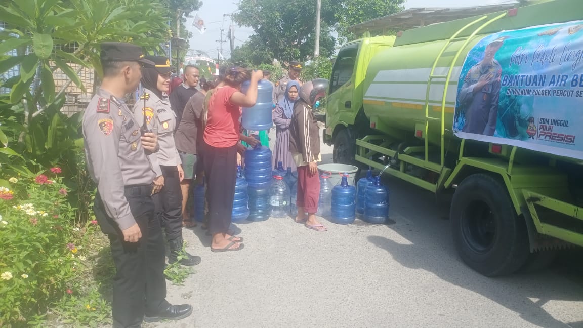 Polsek Percut Sei Tuan Alirkan Air Bersih Kepada Masyarakat