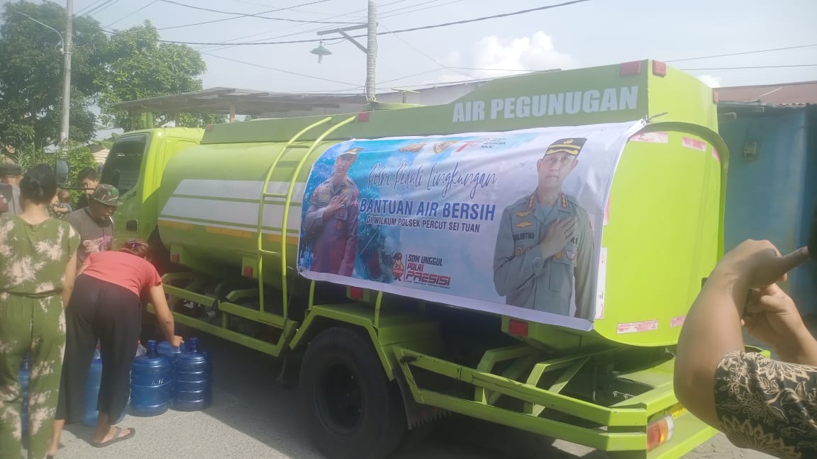 Polsek Percut Sei Tuan Alirkan Air Bersih Kepada Masyarakat