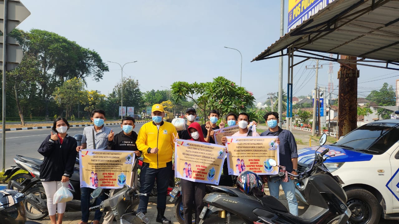Politisi Milineal Golkar Melkisedek Kris Hot Asi Manalu Bagikan Masker Gratis kepada Masyarakat Kota Palembang