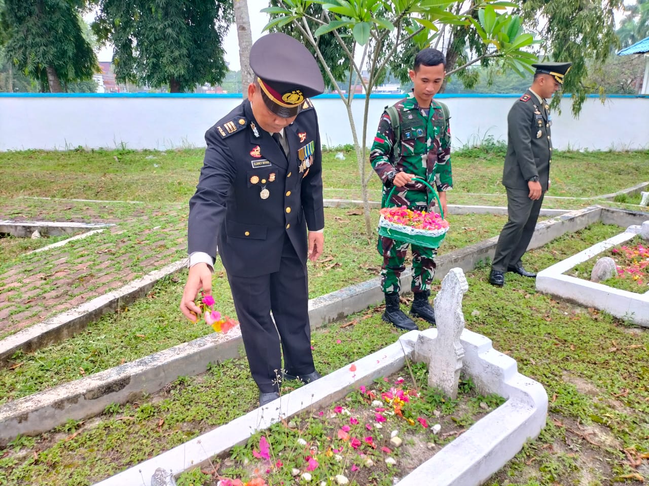 Sambut HUT TNI ke-78 Polresta Deli Serdang Ziarah Di Taman Makam Pahlawan Lubuk Pakam