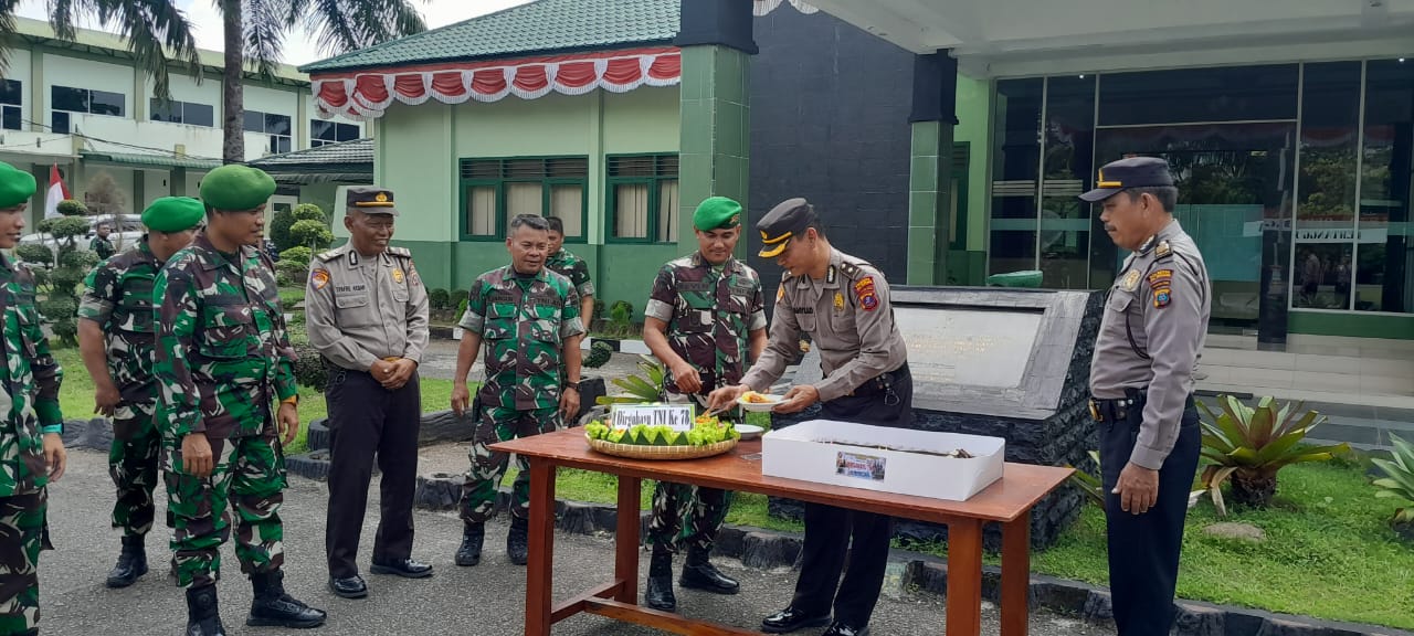Polresta Deli Serdang Datangi Mako TNI, Beri Surprise HUT TNI Ke - 78