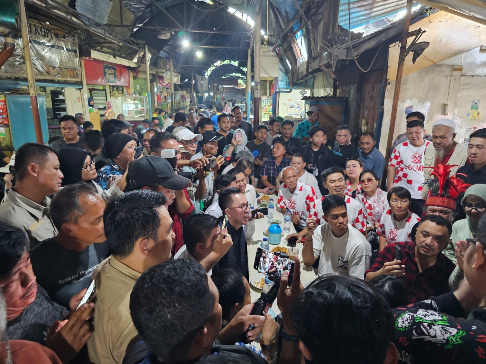 Ribuan Masyarakat dan Relawan Jokowi Antusias Sambut Ketum PSI Kaesang Pangarep di Manado Ribuan Masyarakat dan Relawan Jokowi Antusias Sambut Ketum PSI Kaesang Pangarep di Manado