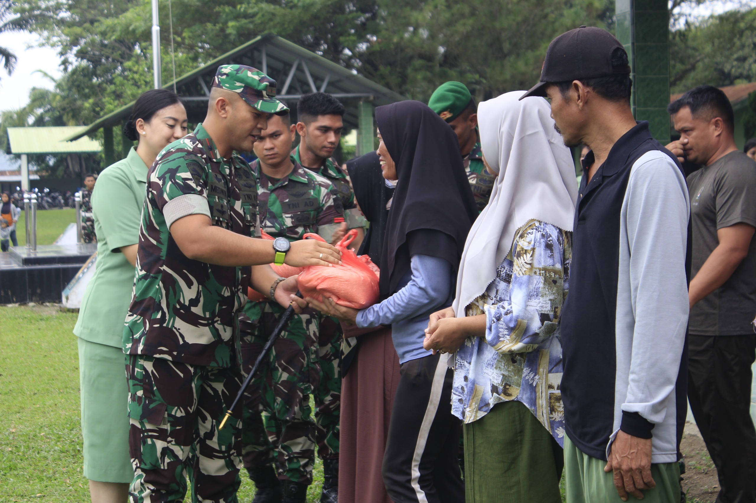 Ulang Tahun TNI Ke-78, Yonif 121/MK Giat Bakti Sosial Kepada Masyarakat