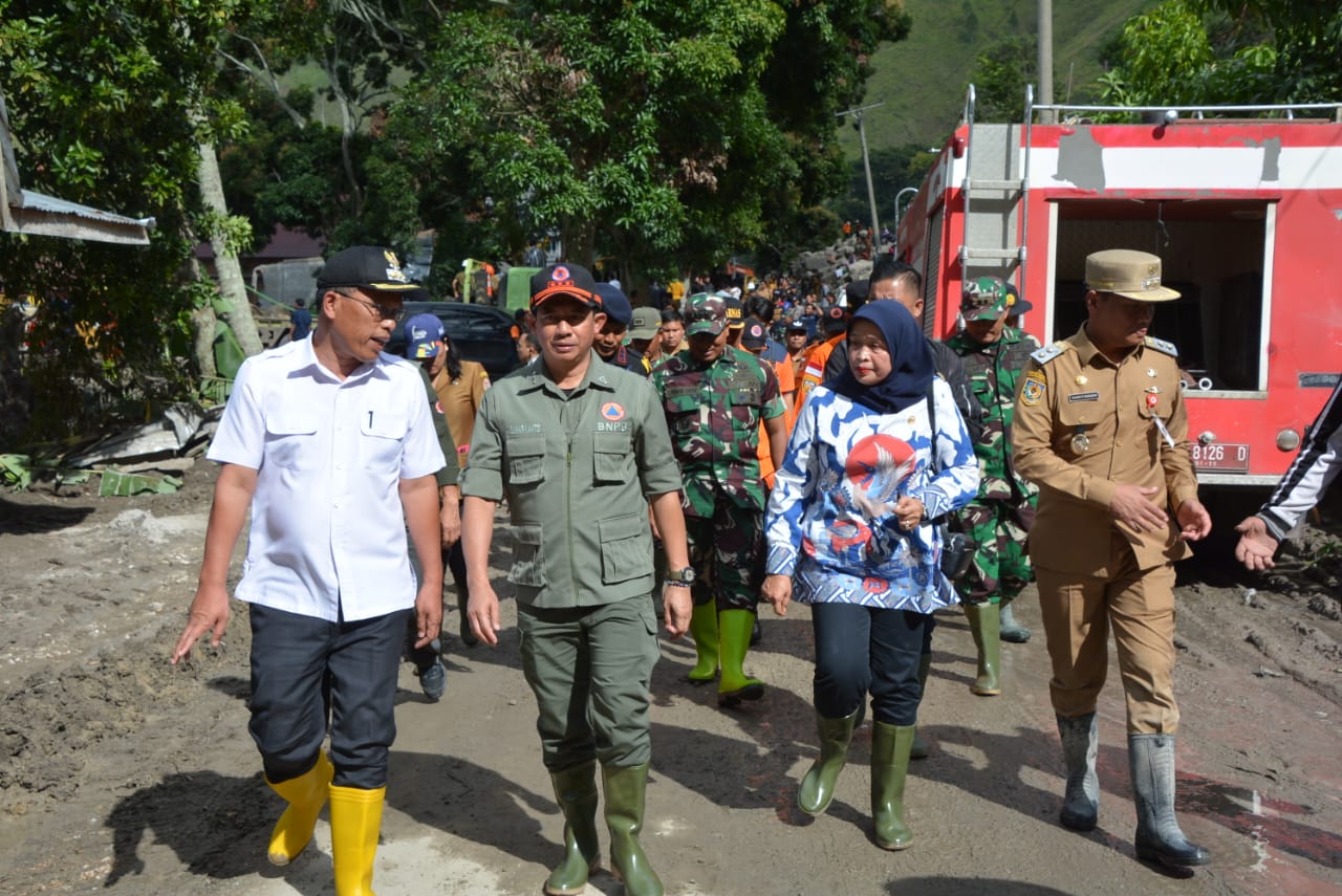 Danrem 023/KS Dampingi Kepala BNPB Tinjau Lokasi Bencana Alam Di Desa Simangulampe