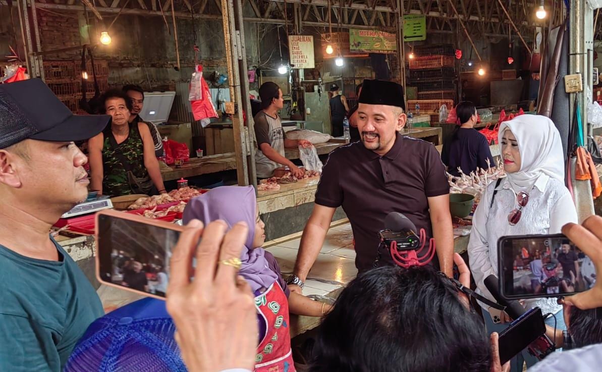 DR. HC. Ari Pribadi Setiadarma Bantu Rakyat Mendengar dan Menyelesaikan Keluhan Pedagang Pasar Kranji Kota Bekasi