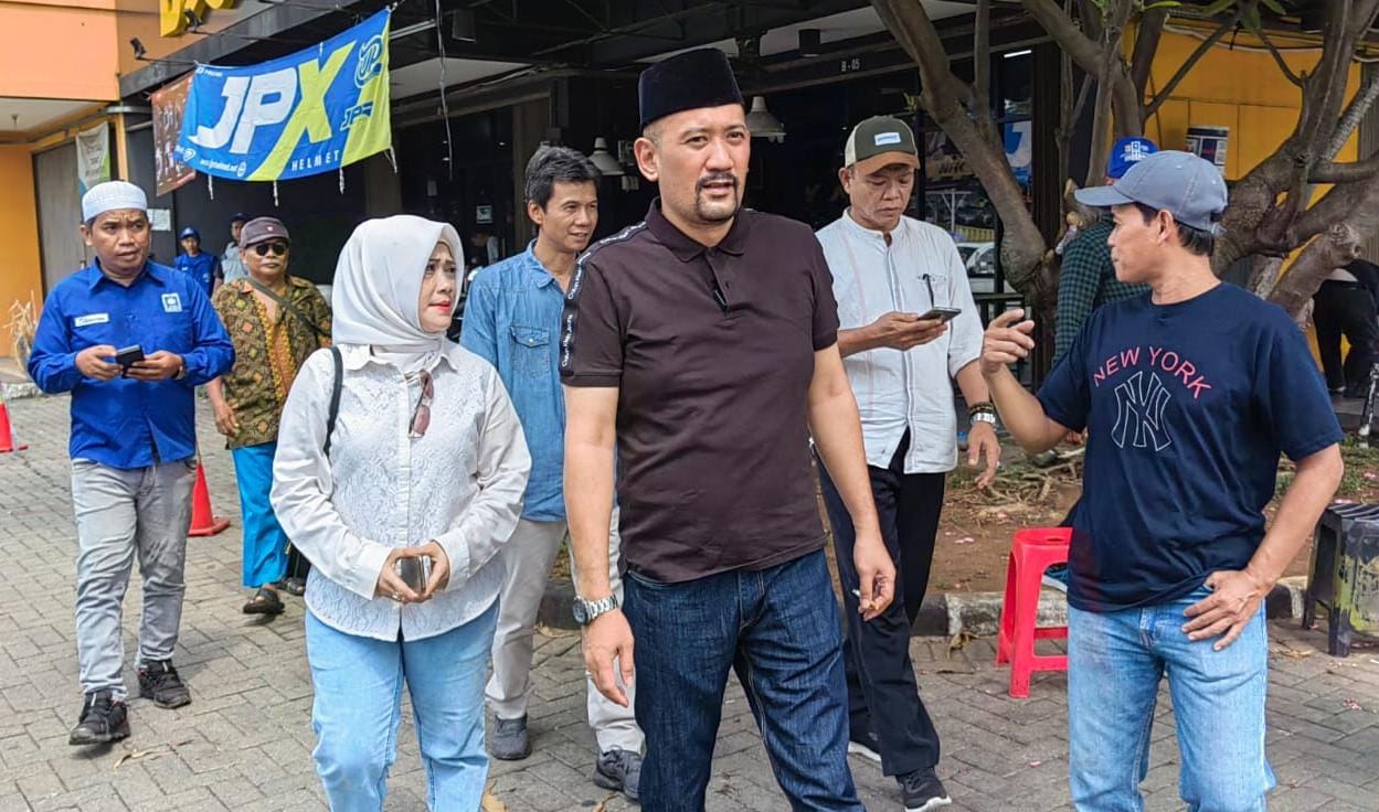 DR. HC. Ari Pribadi Setiadarma Bantu Rakyat Mendengar dan Menyelesaikan Keluhan Pedagang Pasar Kranji Kota Bekasi