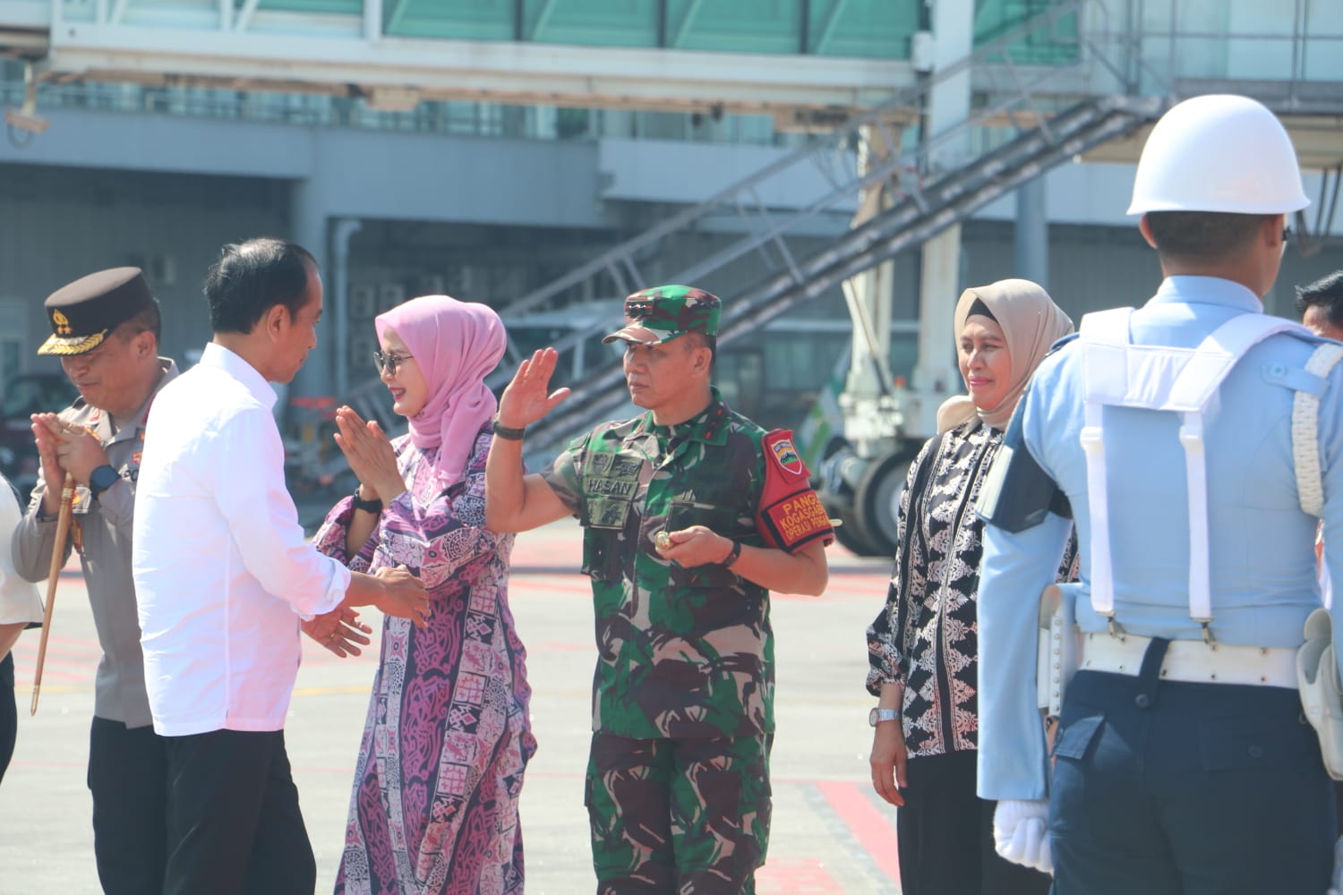 Pangdam I/BB Melepas Presiden Dan Ibu Negara Kembali Menuju Jakarta