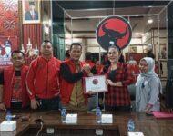 Fitriana Mengembalikan Berkas Pendaftaran Bacawako Palembang di kantor DPC PDI Perjuangan