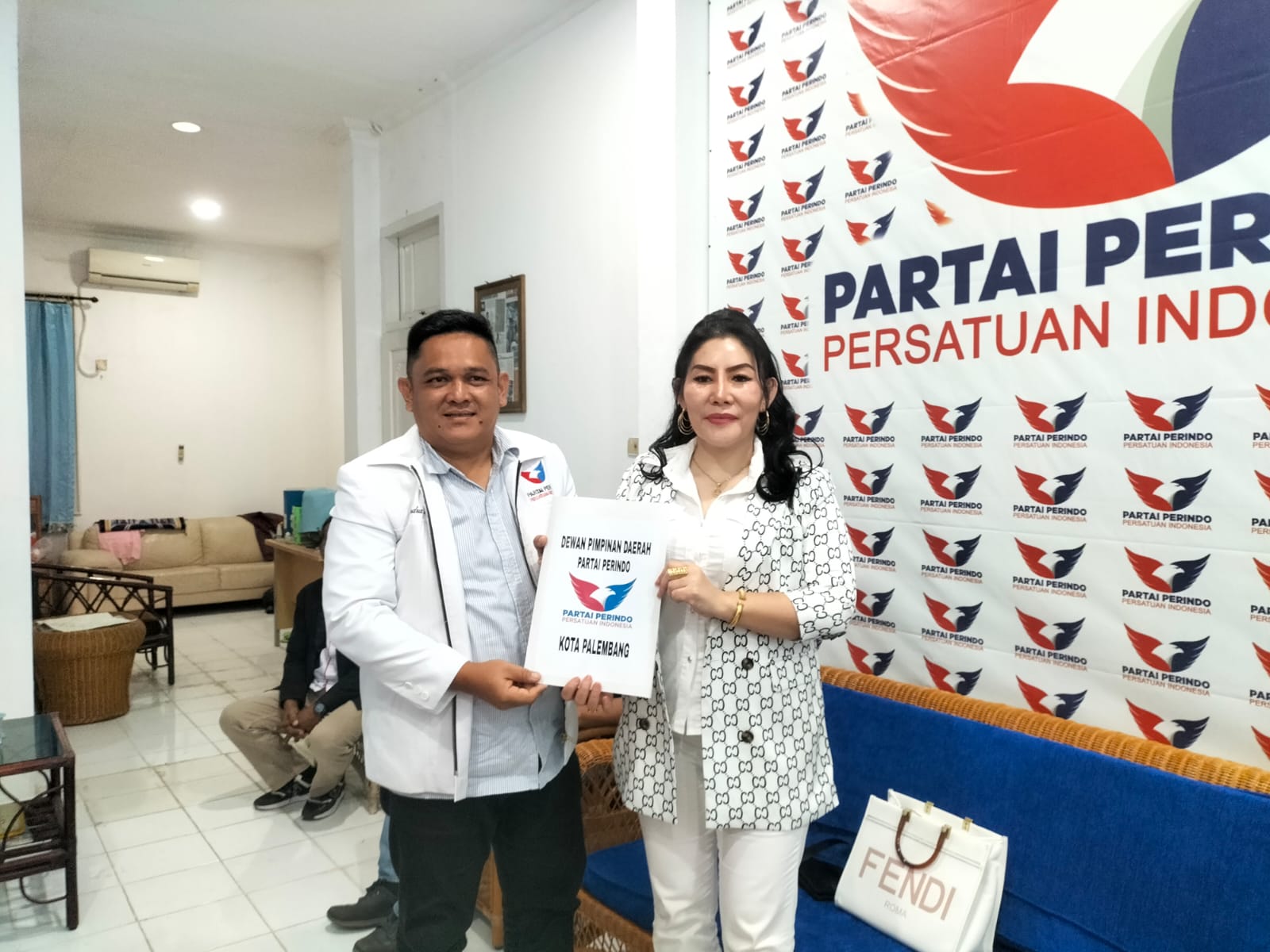 Candra Wahyudi Menerima Fitriana/ Pingky Mengambil Berkas Pendaftaran Bacawako Palembang di kantor DPD Perindo Kota Palembang