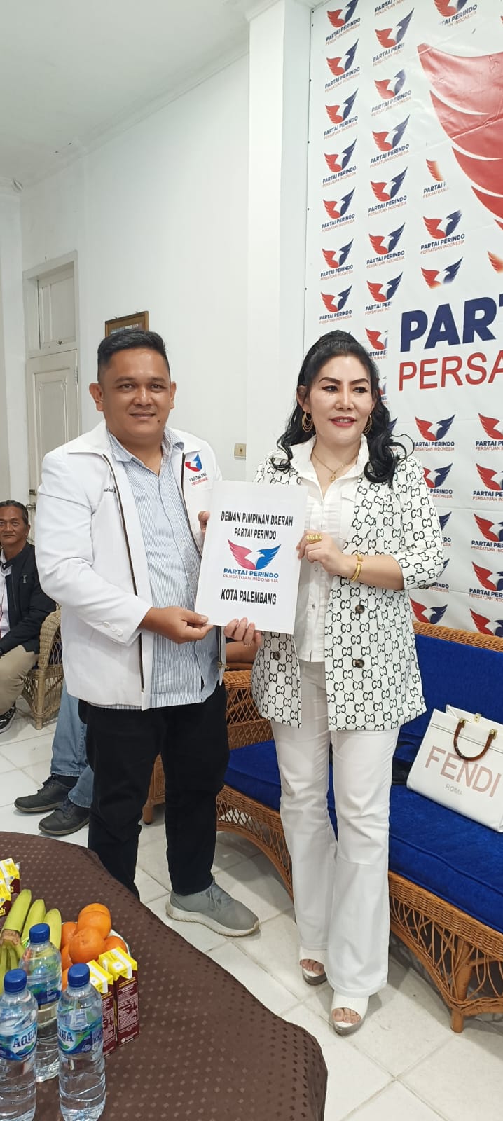 Candra Wahyudi Menerima Fitriana/ Pingky Mengambil Berkas Pendaftaran Bacawako Palembang di kantor DPD Perindo Kota Palembang