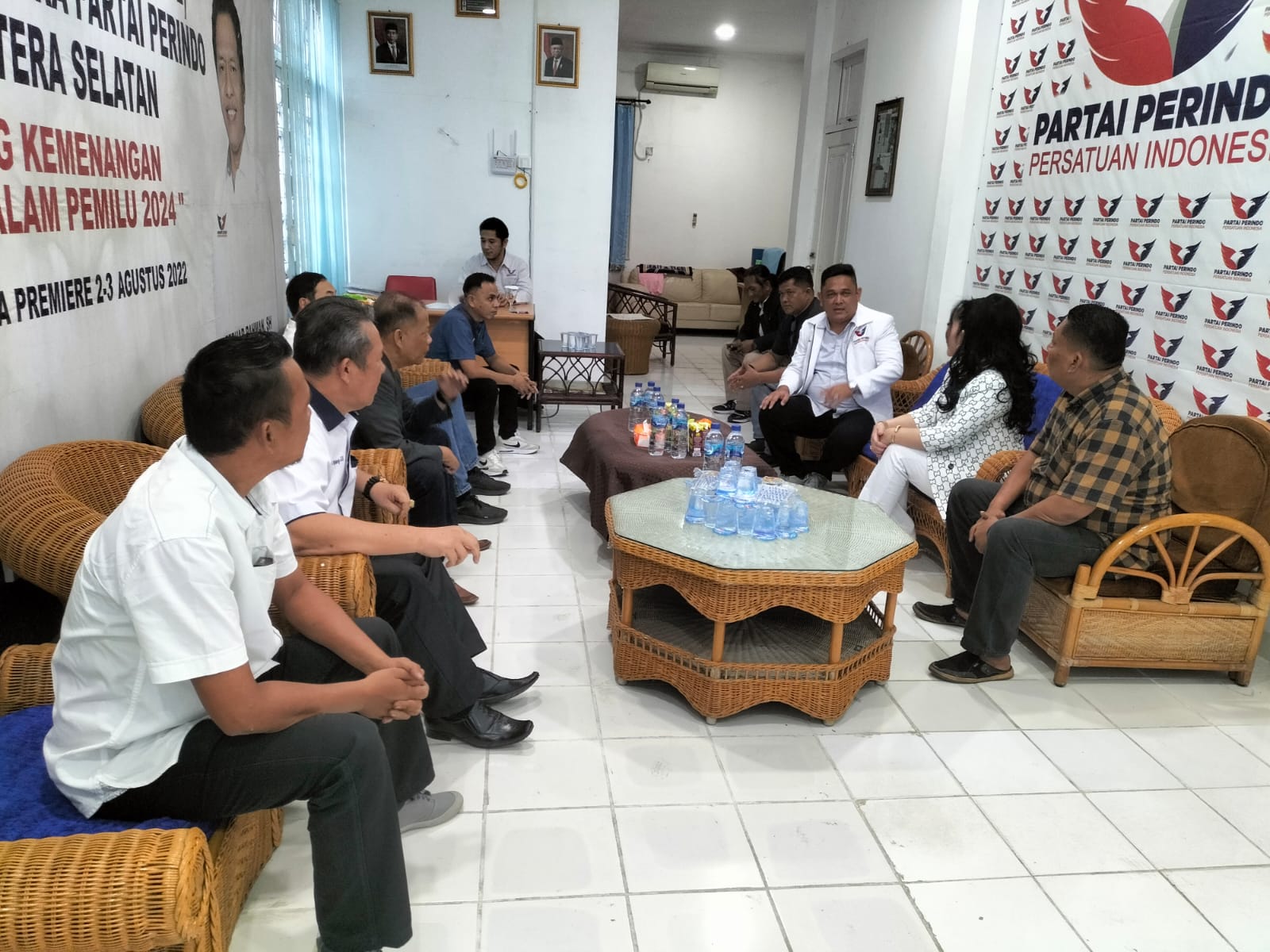 Candra Wahyudi Menerima Fitriana/ Pingky Mengambil Berkas Pendaftaran Bacawako Palembang di kantor DPD Perindo Kota Palembang