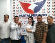 Candra Wahyudi Menerima Fitriana/ Pingky Mengambil Berkas Pendaftaran Bacawako Palembang di kantor DPD Perindo Kota Palembang