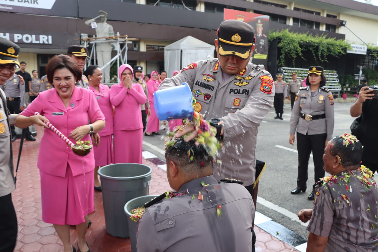 Kapolrestabes Medan Pimpin Upacara Korps Raport Kenaikan Pangkat 93 Personel
