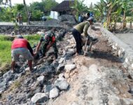 Gotong Royong Membangun Talud Jalan