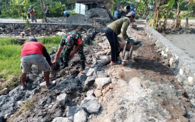 Gotong Royong Membangun Talud Jalan