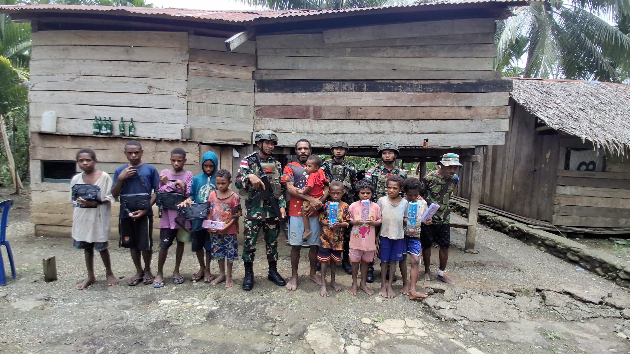 Berbagi Keceriaan, Satgas Pamtas Yonif 131/BRS Bagikan Alat Tulis di Pedalaman Papua