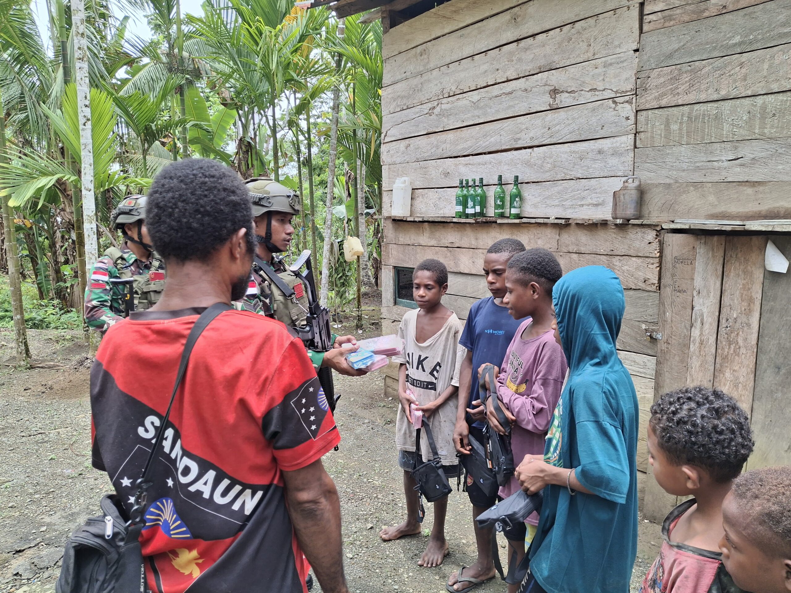 Berbagi Keceriaan, Satgas Pamtas Yonif 131/BRS Bagikan Alat Tulis di Pedalaman Papua