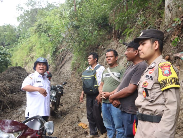 Pj Bupati Dairi Kunjungi Desa Yang Terisolir Tanah Longsor Pj Bupati Dairi Kunjungi Desa Yang Terisolir Tanah Longsor