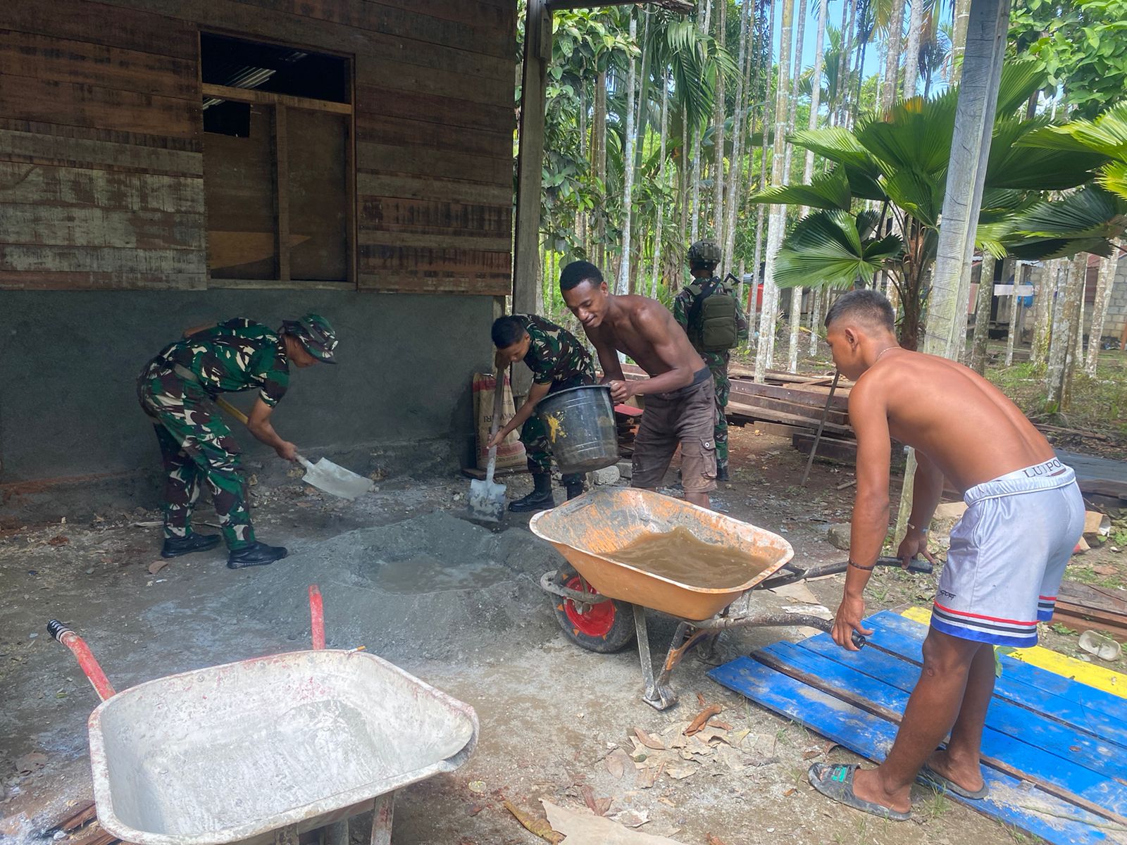 Budayakan Semangat Jiwa Gotong Royong, Satgas Yonif 131/BRS Bantu Masyarakat Membangun Rumah