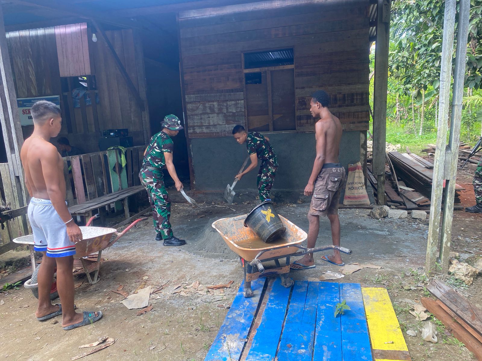 Budayakan Semangat Jiwa Gotong Royong, Satgas Yonif 131/BRS Bantu Masyarakat Membangun Rumah
