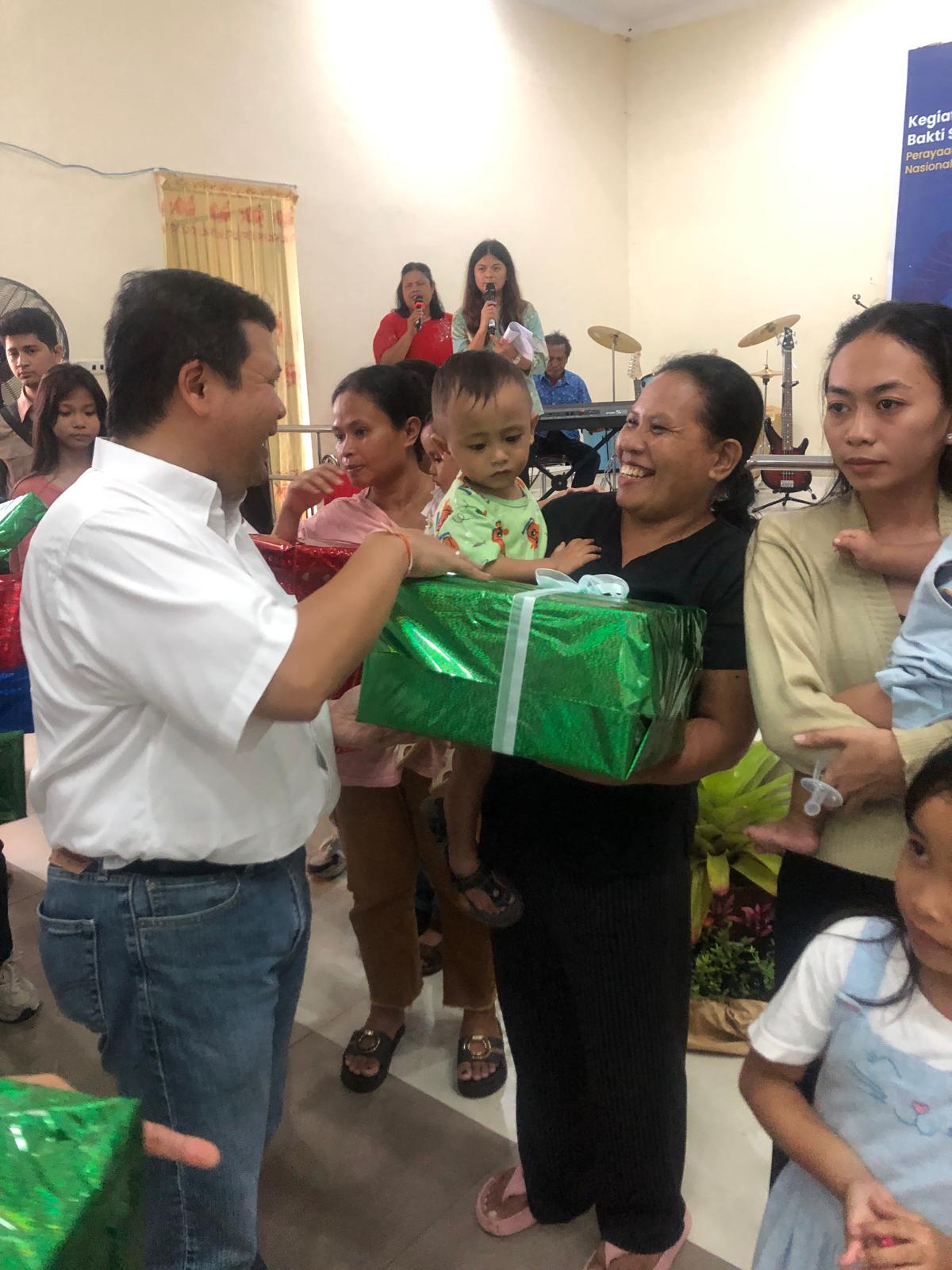 Luky A Yusgiantoro Ketua Pelaksana Natal Nasional 2024 Gelar Bakti Sosial di Manado