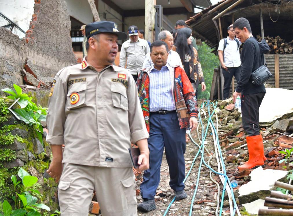 Luky Agung Yusgiantoro Bersama Panitia Natal Nasional 2024 Berbagi Kasih ke Masyarakat Bantargadung Luky Agung Yusgiantoro Bersama Panitia Natal Nasional 2024 Berbagi Kasih ke Masyarakat Bantargadung