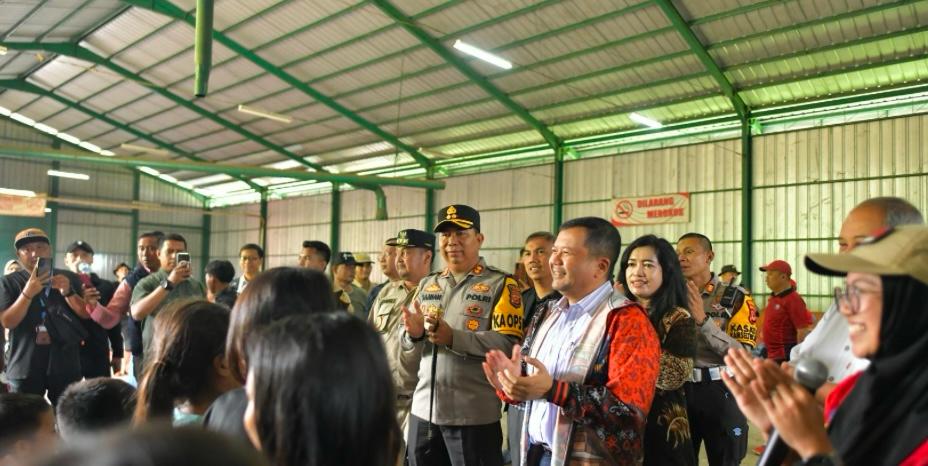 Luky Agung Yusgiantoro Bersama Panitia Natal Nasional 2024 Berbagi Kasih ke Masyarakat Bantargadung Luky Agung Yusgiantoro Bersama Panitia Natal Nasional 2024 Berbagi Kasih ke Masyarakat Bantargadung