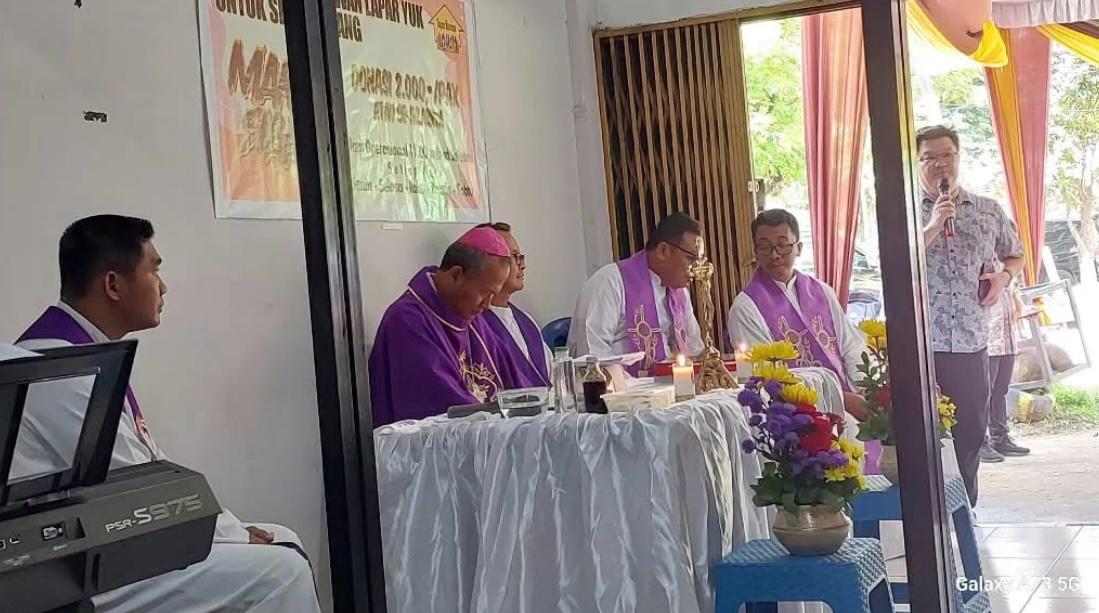 Lawan Lapar Dapur Unum Rayakan Ulangtahun Pertama Bersama Mgr Yohanes Harun Yuwono Lawan Lapar Dapur Unum Rayakan Ulangtahun Pertama Bersama Mgr Yohanes Harun Yuwono