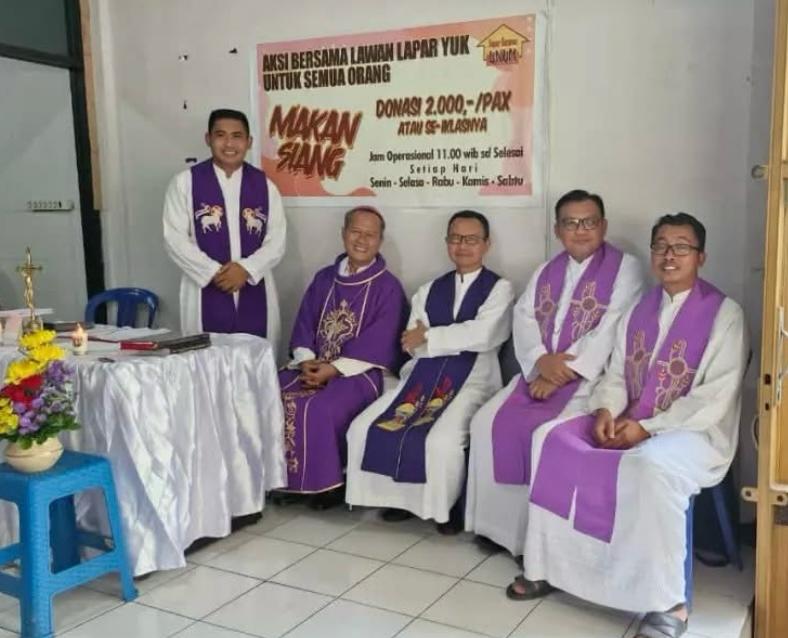 Lawan Lapar Dapur Unum Rayakan Ulangtahun Pertama Bersama Mgr Yohanes Harun Yuwono Lawan Lapar Dapur Unum Rayakan Ulangtahun Pertama Bersama Mgr Yohanes Harun Yuwono