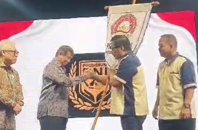 Presidium PNI Dr. Jan S Maringka Resmi Bergabung ke FORMAS, Ketua Wanbin Hasjim Djojohadikusumo Berikan Pataka