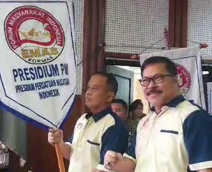 Presidium PNI Dr. Jan S Maringka Resmi Bergabung ke FORMAS, Ketua Wanbin Hasjim Djojohadikusumo Berikan Pataka