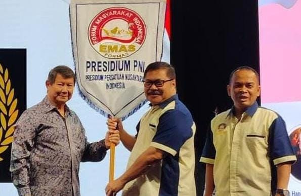 Presidium PNI Dr. Jan S Maringka Resmi Bergabung ke FORMAS, Ketua Wanbin Hasjim Djojohadikusumo Berikan Pataka