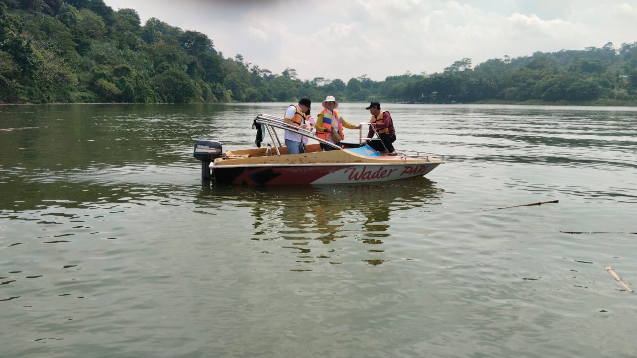 Luky A Yusgiantoro Ketua Umum PP ISKA Lakukan Tebar Benih Ikan dan Tanam Mangrove 