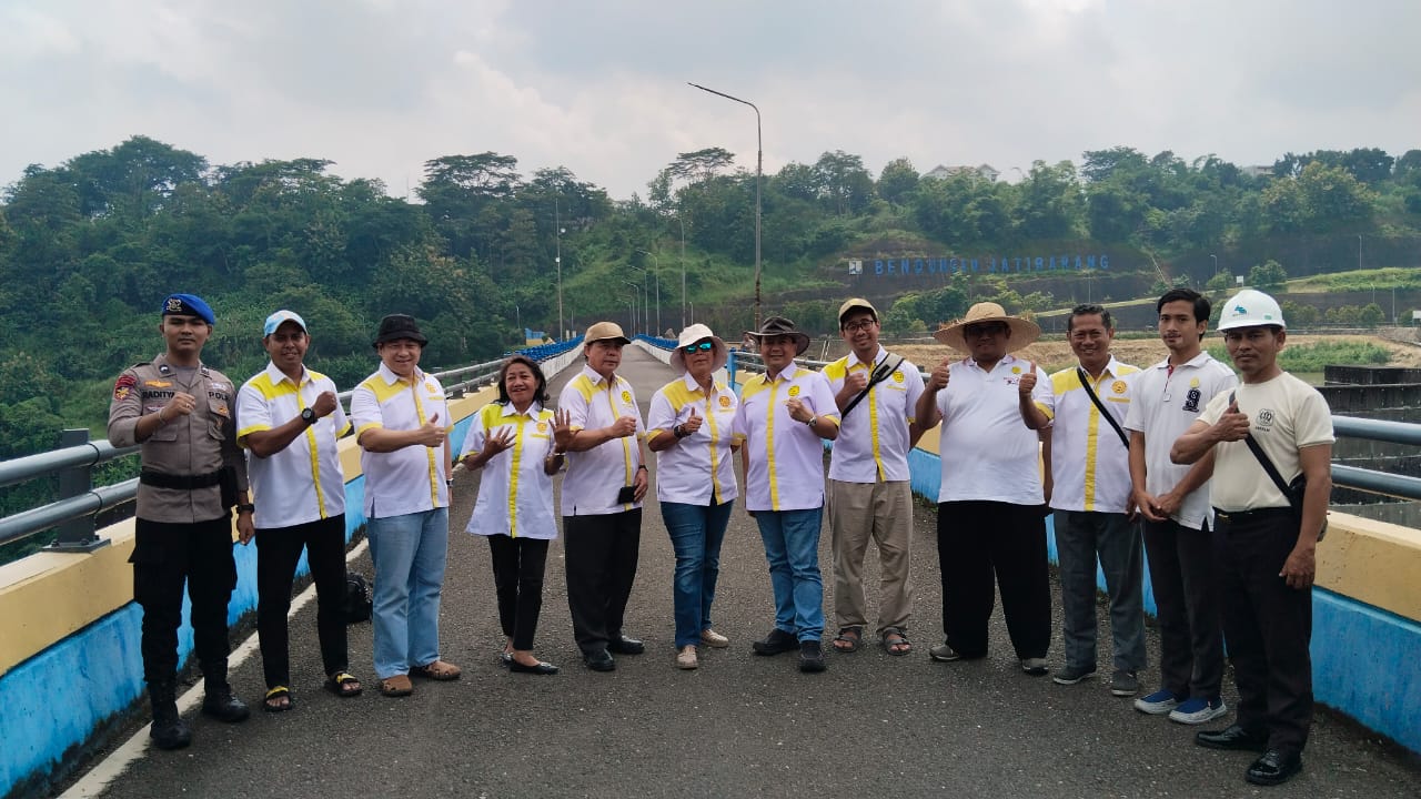 Luky A Yusgiantoro Ketua Umum PP ISKA Lakukan Tebar Benih Ikan dan Tanam Mangrove 