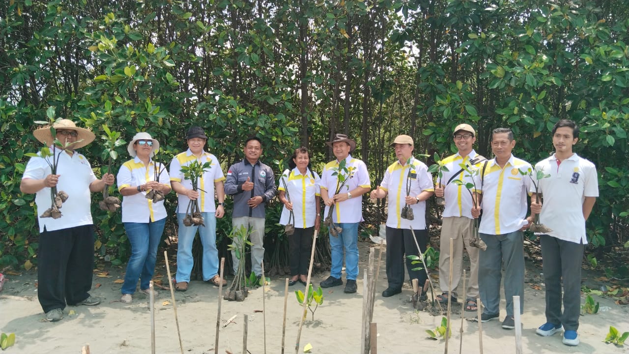 Luky A Yusgiantoro Ketua Umum PP ISKA Lakukan Tebar Benih Ikan dan Tanam Mangrove 