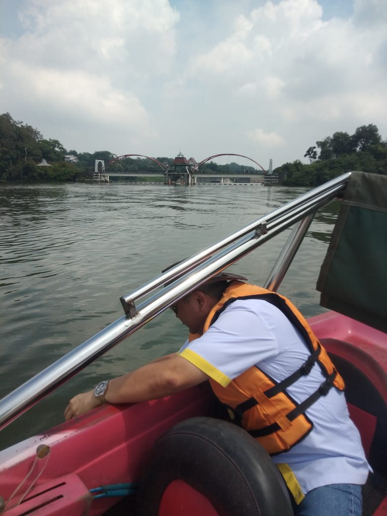 Luky A Yusgiantoro Ketua Umum PP ISKA Lakukan Tebar Benih Ikan dan Tanam Mangrove 