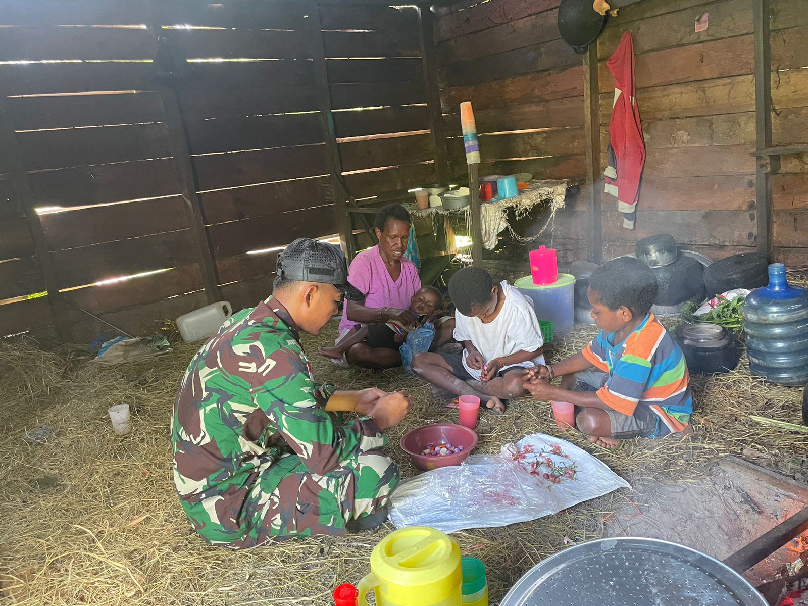 Jalin Keakraban, Satgas Yonif 641/Bru Ajangsana Di rumah Tokoh Masyarakat Distrik Eragayam