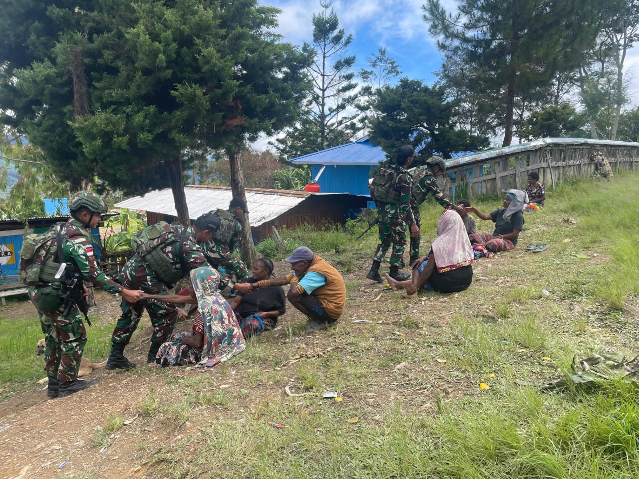 Jalin Keakraban, Satgas Yonif 641/Bru Ajangsana Di rumah Tokoh Masyarakat Distrik Eragayam