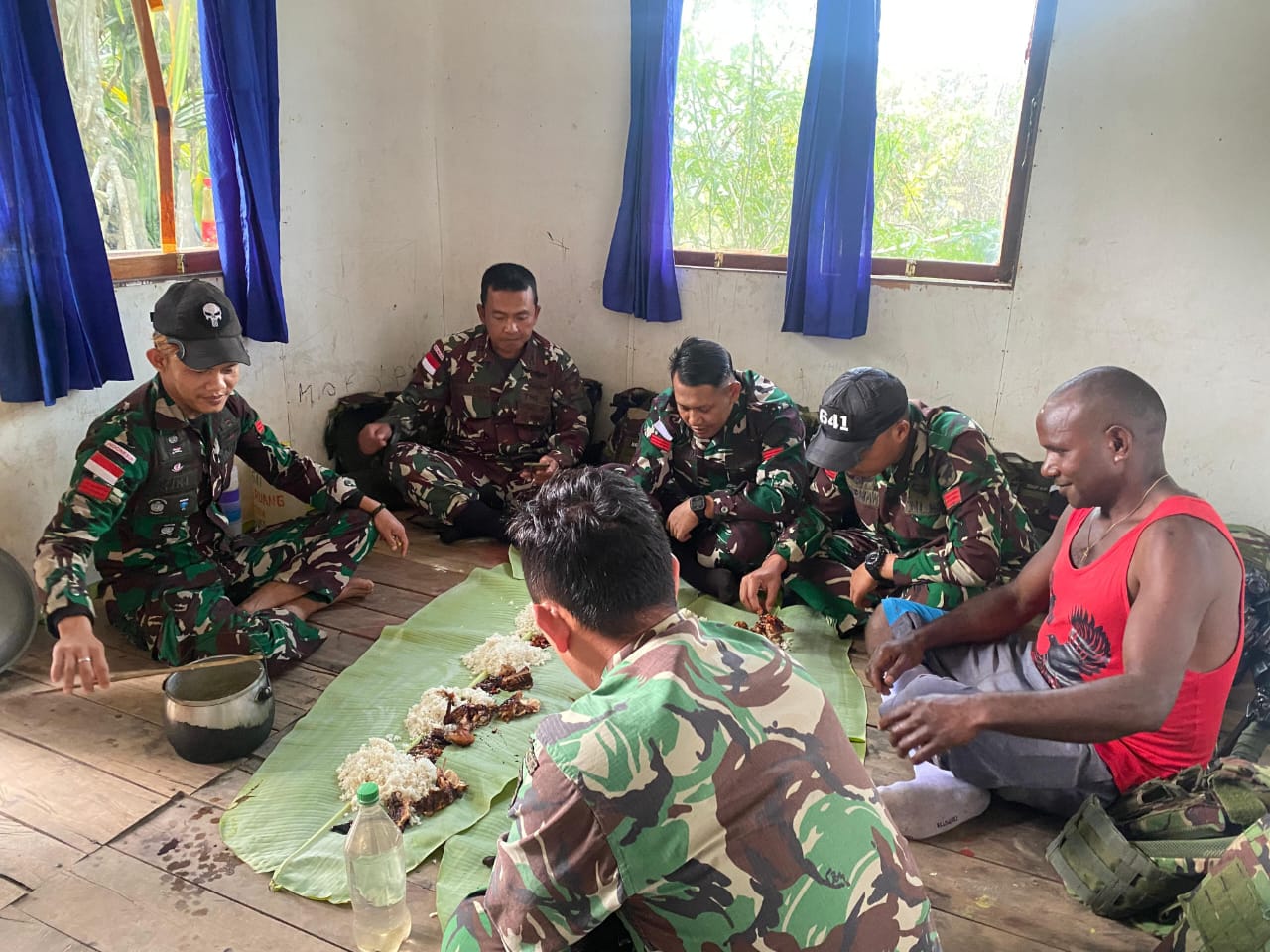 Jalin Keakraban, Satgas Yonif 641/Bru Ajangsana Di rumah Tokoh Masyarakat Distrik Eragayam