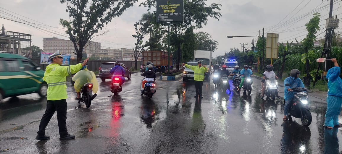 Satlantas Polresta Deli Serdang Giat Pengaturan Lalu Lintas, Wujudkan Keamanan Berkendara Satlantas Polresta Deli Serdang Giat Pengaturan Lalu Lintas, Wujudkan Keamanan Berkendara