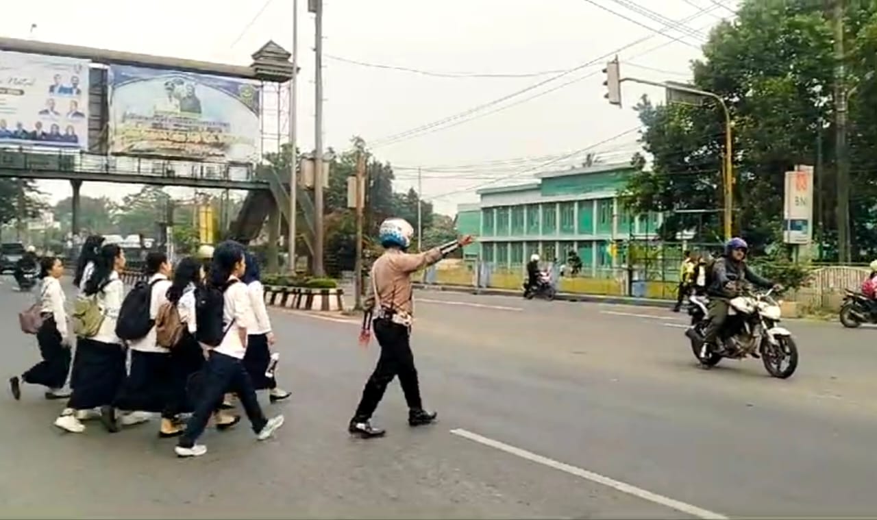 Satlantas Polresta Deli Serdang Giat Pengaturan Lalu Lintas, Wujudkan Keamanan Berkendara Satlantas Polresta Deli Serdang Giat Pengaturan Lalu Lintas, Wujudkan Keamanan Berkendara
