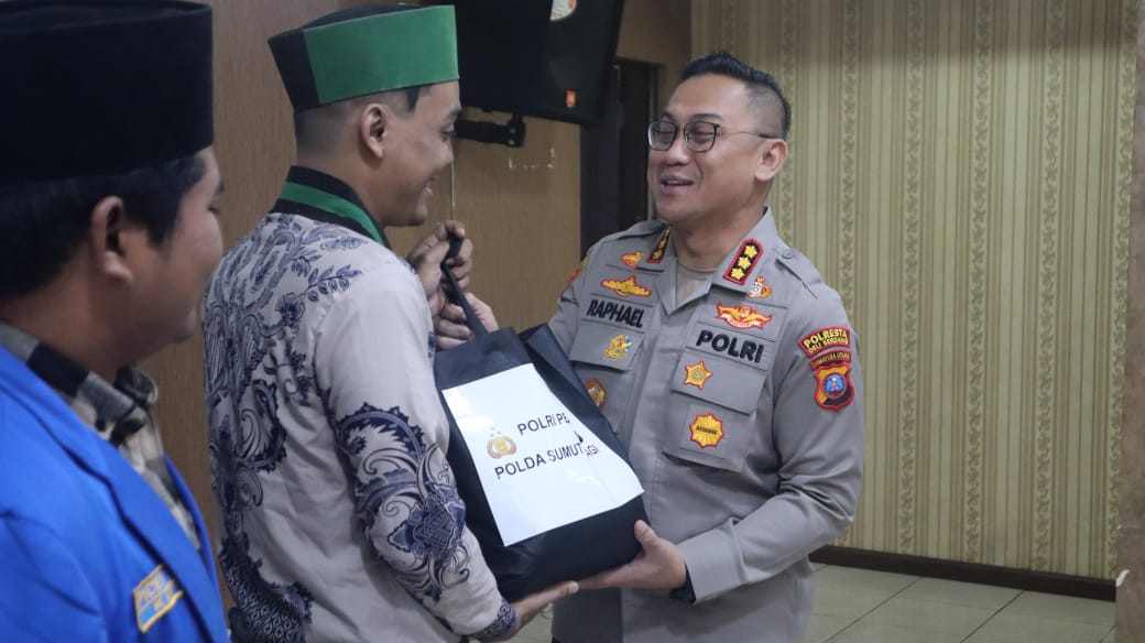 Menjelang Ramadhan Kapolri Bagikan Ratusan Ribu Sembako