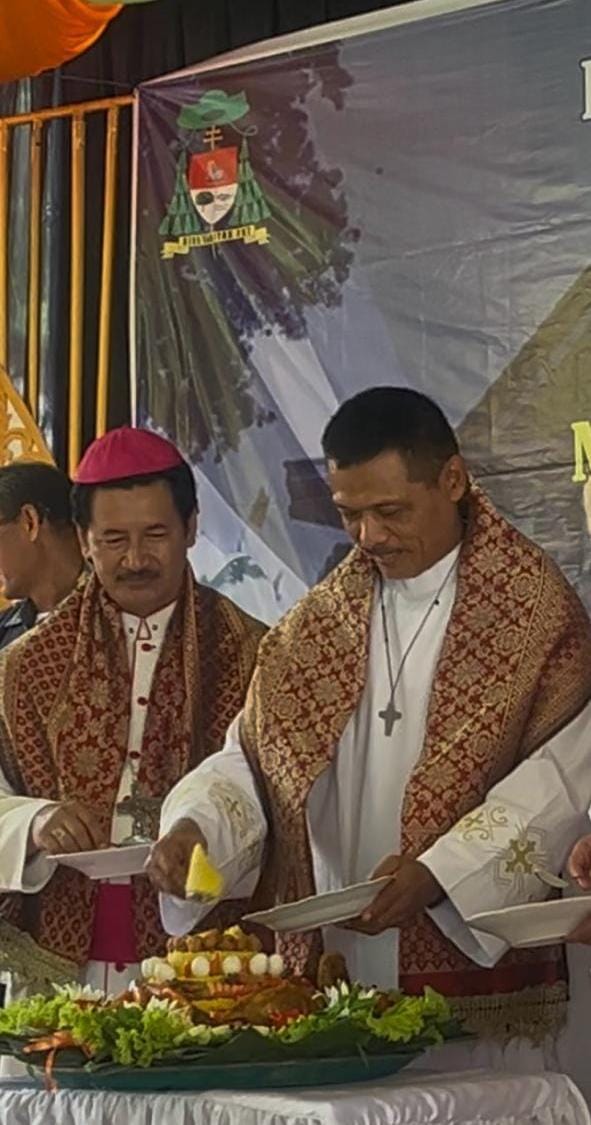 Mgr Avien Bersama RD Silvester Joko Merayakan 25 Tahun Menjadi Imam