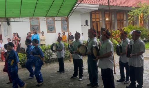 Mgr Avien Bersama RD Silvester Joko Merayakan 25 Tahun Menjadi Imam