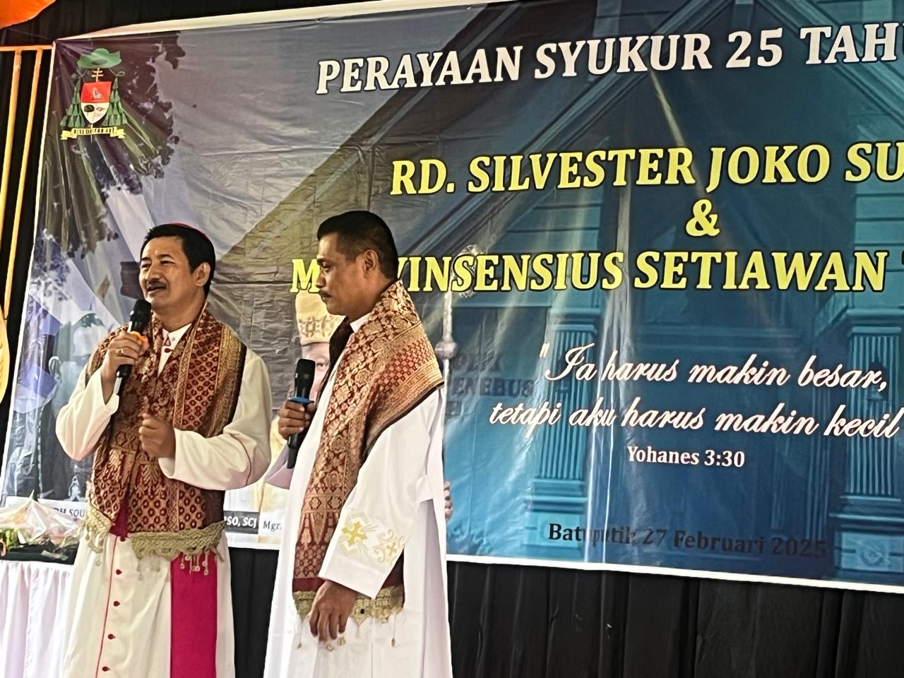 Mgr Avien Bersama RD Silvester Joko Merayakan 25 Tahun Menjadi Imam
