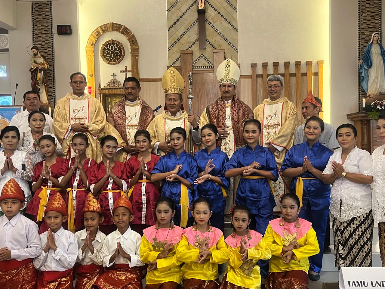 Mgr Avien Bersama RD Silvester Joko Merayakan 25 Tahun Menjadi Imam