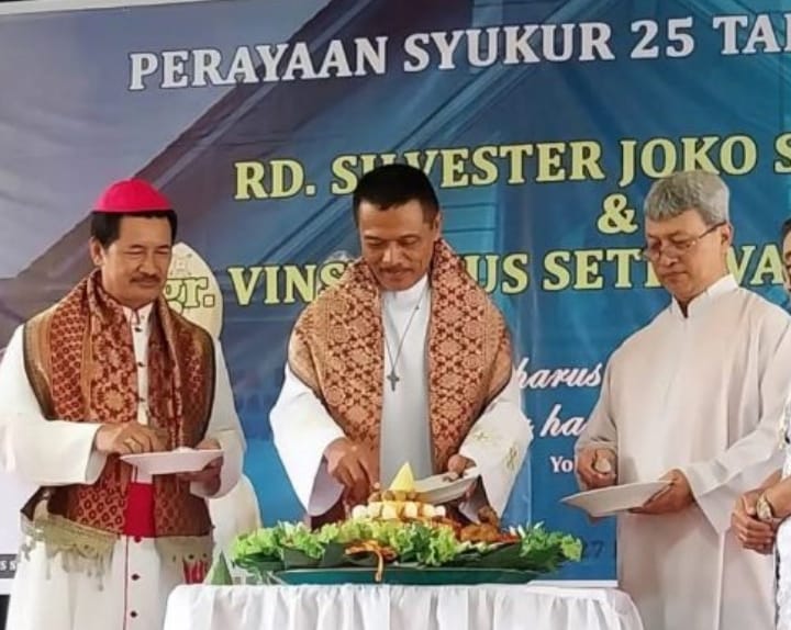 Mgr Avien Bersama RD Silvester Joko Merayakan 25 Tahun Menjadi Imam