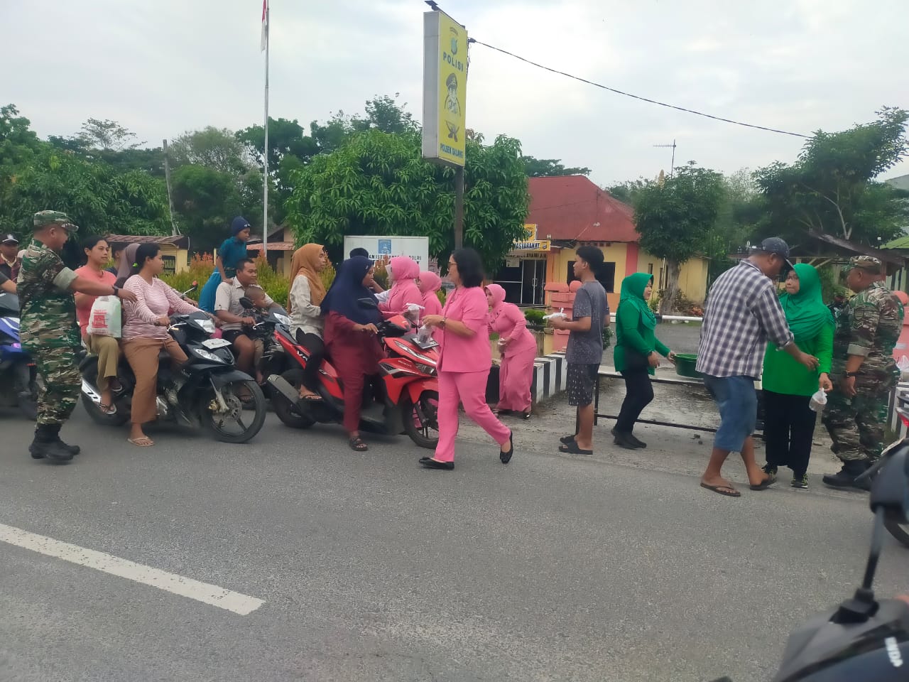 Polsek Galang Beserta Koramil 18/Galang Bagi Bagi Takjil Di Bulan Suci Ramadhan