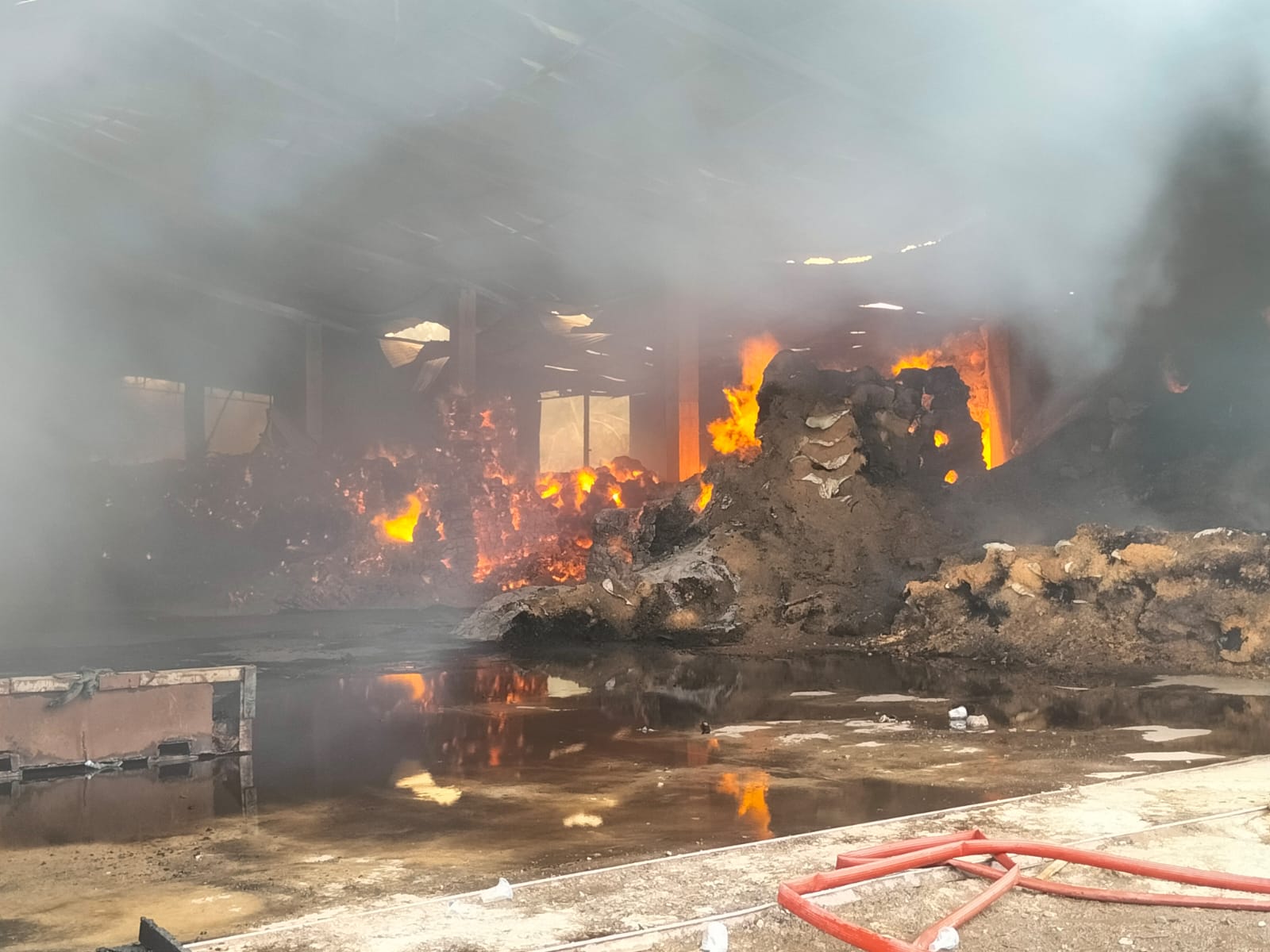 Gudang Batok Kelapa Terbakar Di Tanjung Morawa