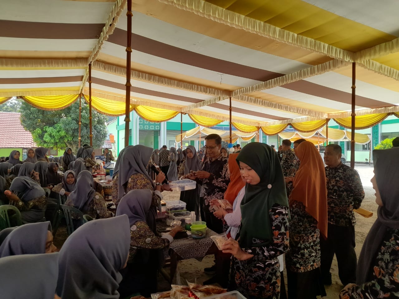 Kepsek SMAN 1 Salatiga kecamatan Indralaya Kabupaten Ogan Ilir Menggelar Karya Menumbuhkan Jiwa Wirausaha Pada Siswa melalui Kegiatan Praktis dan Enovatif